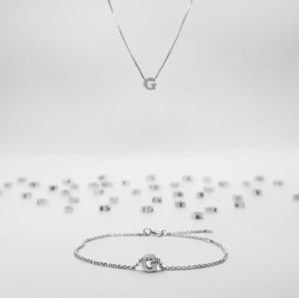 Colar e pulseira letra.webp